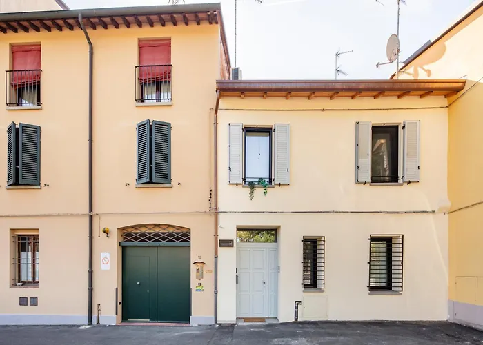 Piazza Savonarola 13 * Ίμολα