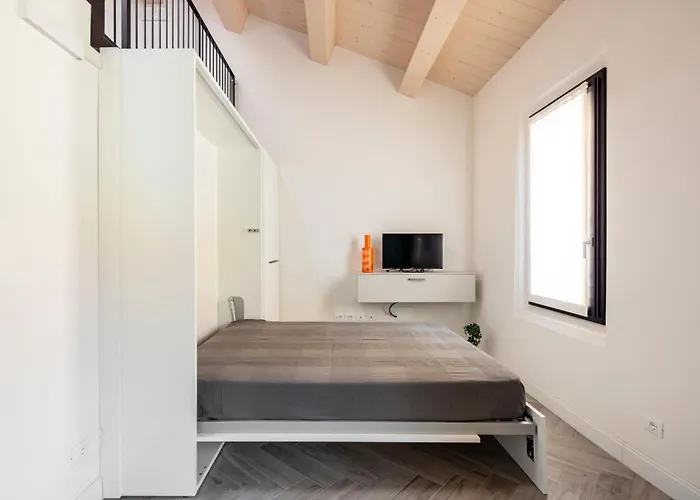 Piazza Savonarola 13 * Ίμολα